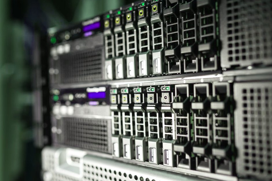 Gros plan d'équipements serveurs dans un datacenter.
