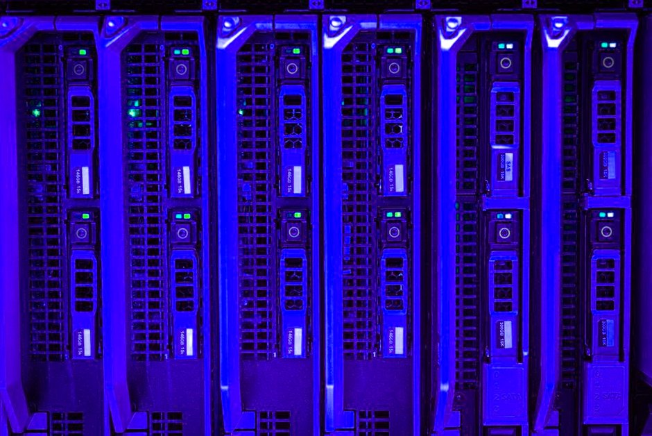 Baies serveurs éclairées dans un datacenter.