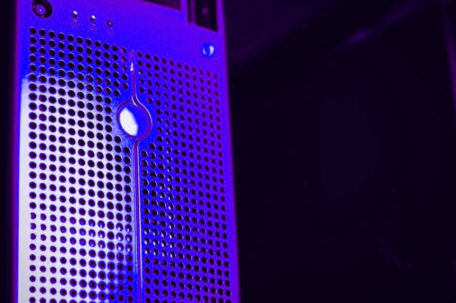 Baie serveur éclairée en bleu dans un datacenter sécurisé.