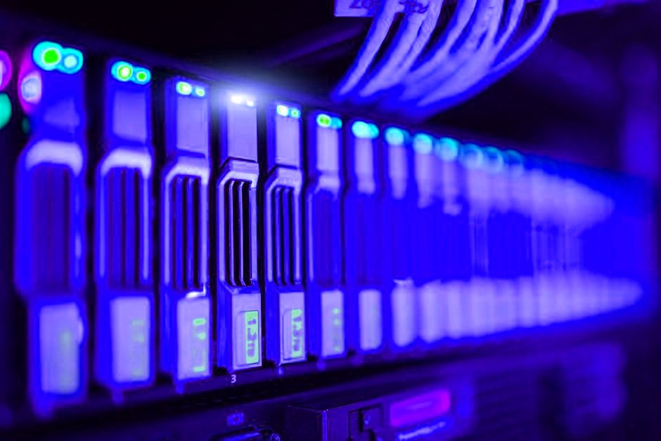 Baie serveur aux voyants allumés dans un datacenter.